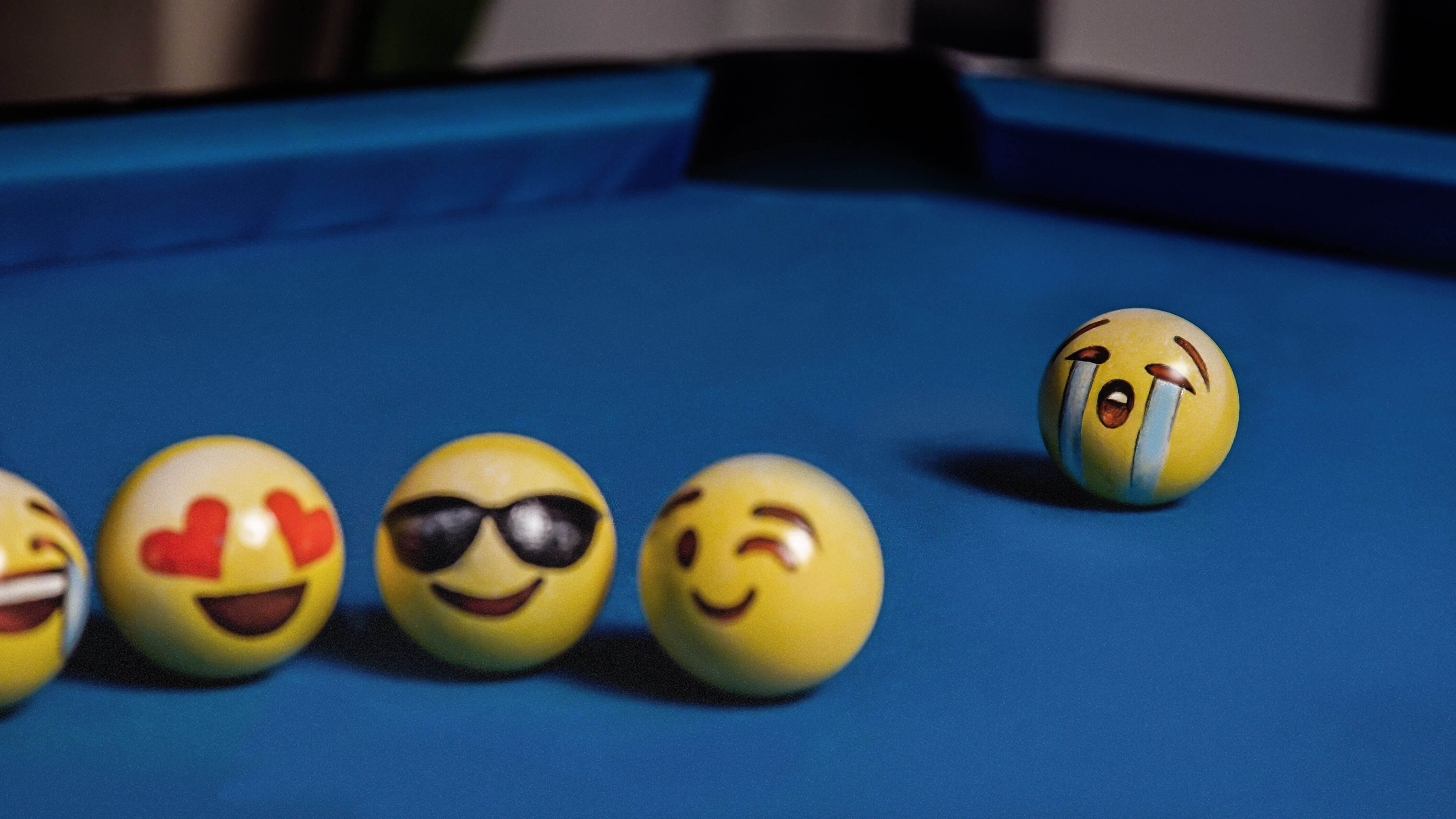 Emoji balls. Необычные бильярдные шары. Бильярдные шары смайлики. Смайлик бильярд. Бильярдный шар прикол.